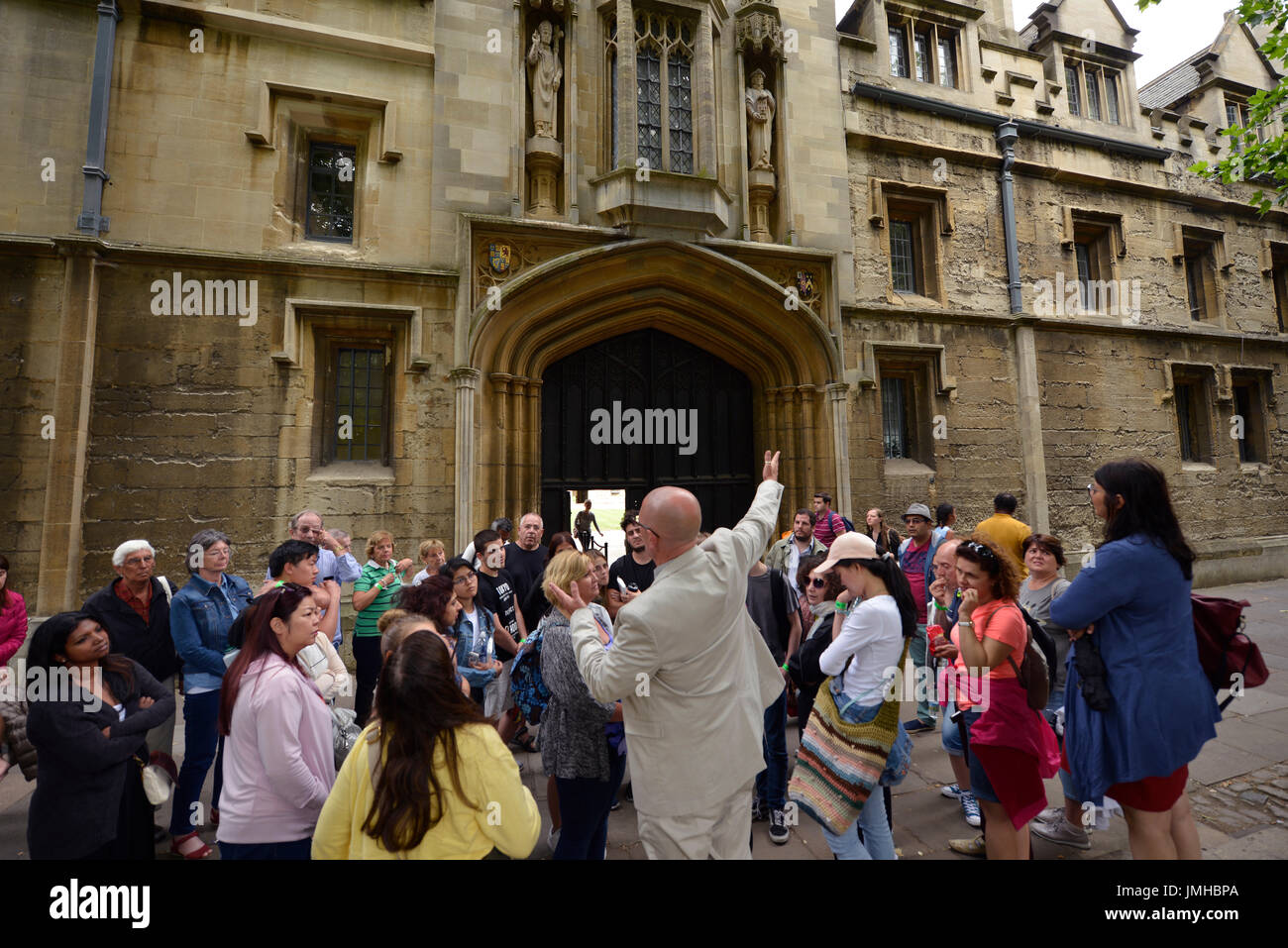Les étudiants étrangers et les touristes profitant d'une visite à Oxford à l'extérieur de St John's College Banque D'Images