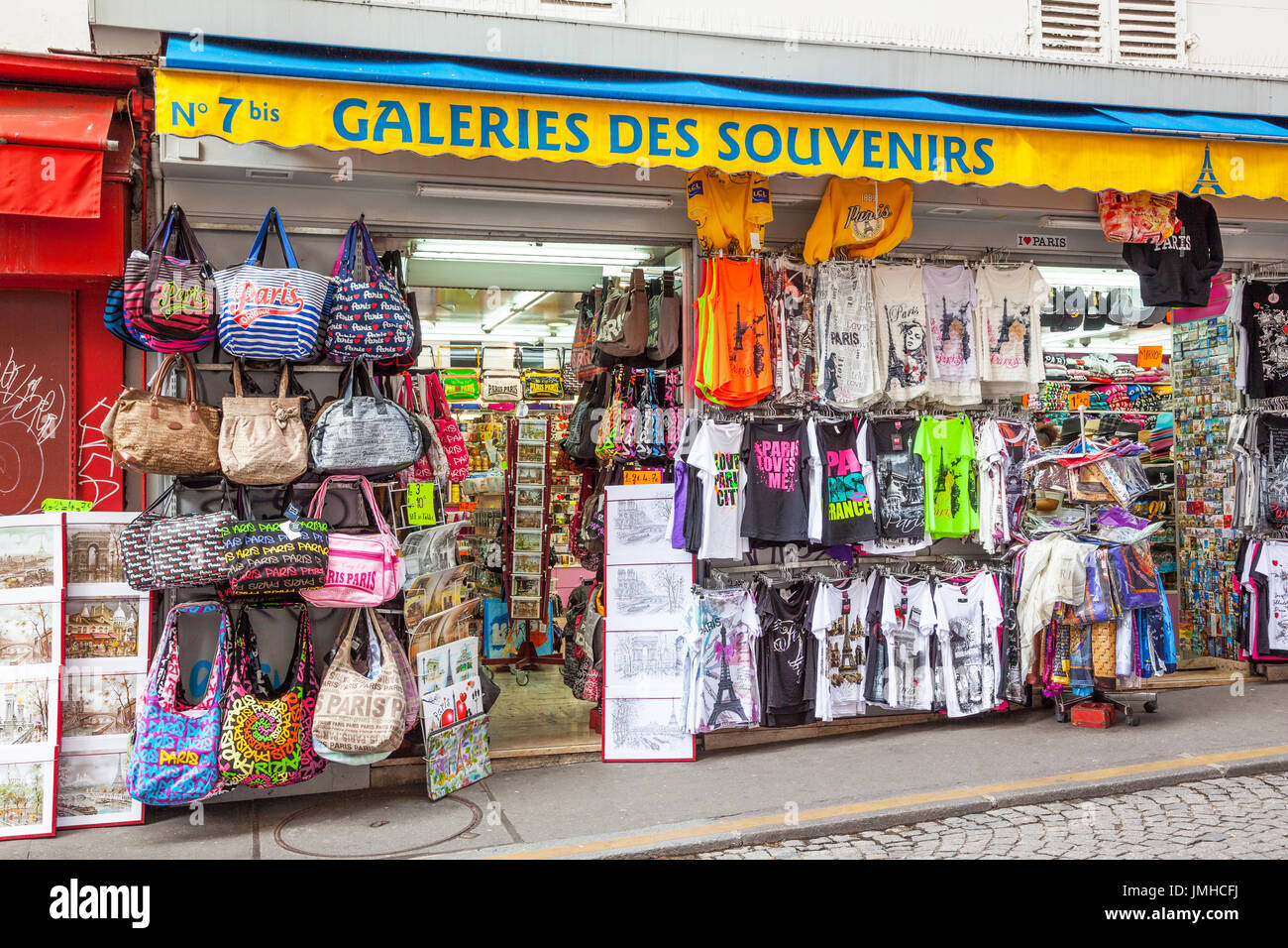 PARIS, FRANCE - Le 6 juin 2012 : un magasin de souvenirs à Montmartre à Paris. Banque D'Images