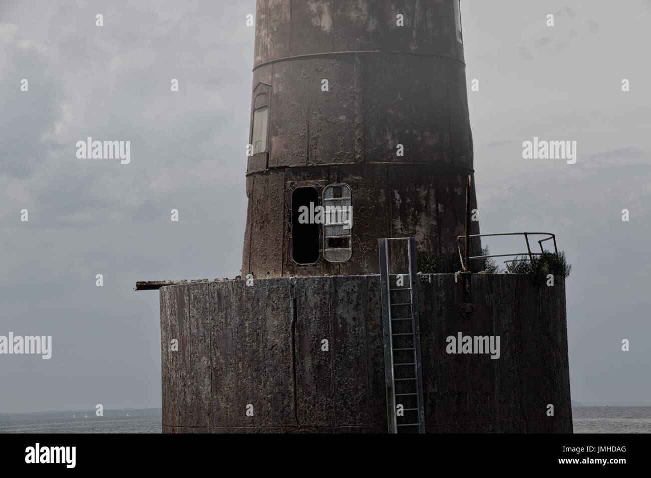 Porte phare dans la brume Banque D'Images