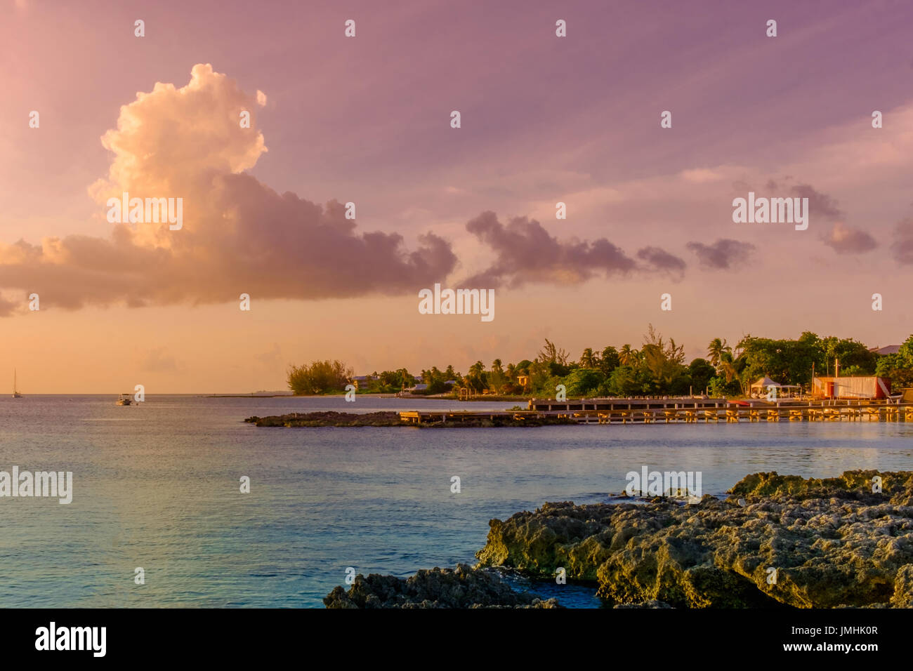 Coucher de soleil sur la côte de George Town au-dessus de la mer des Caraïbes, Grand Cayman, îles Caïman Banque D'Images