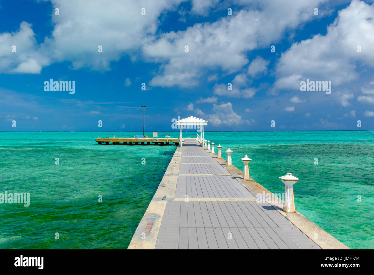 Jetée sur la mer des Caraïbes à Rum point, Grand Cayman, îles Caïman Banque D'Images