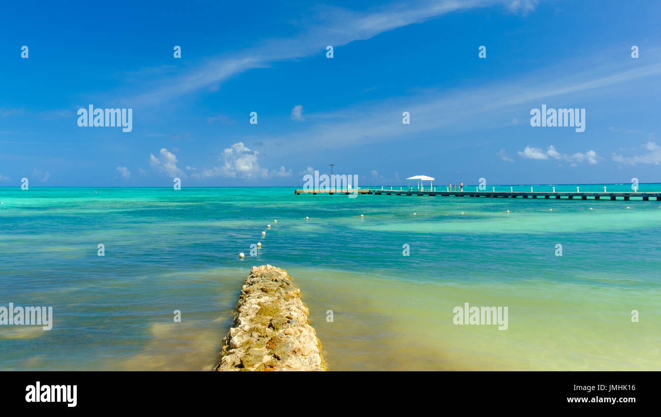 Vue sur une jetée sur la mer des Caraïbes à Rum point, Grand Cayman, îles Caïman Banque D'Images