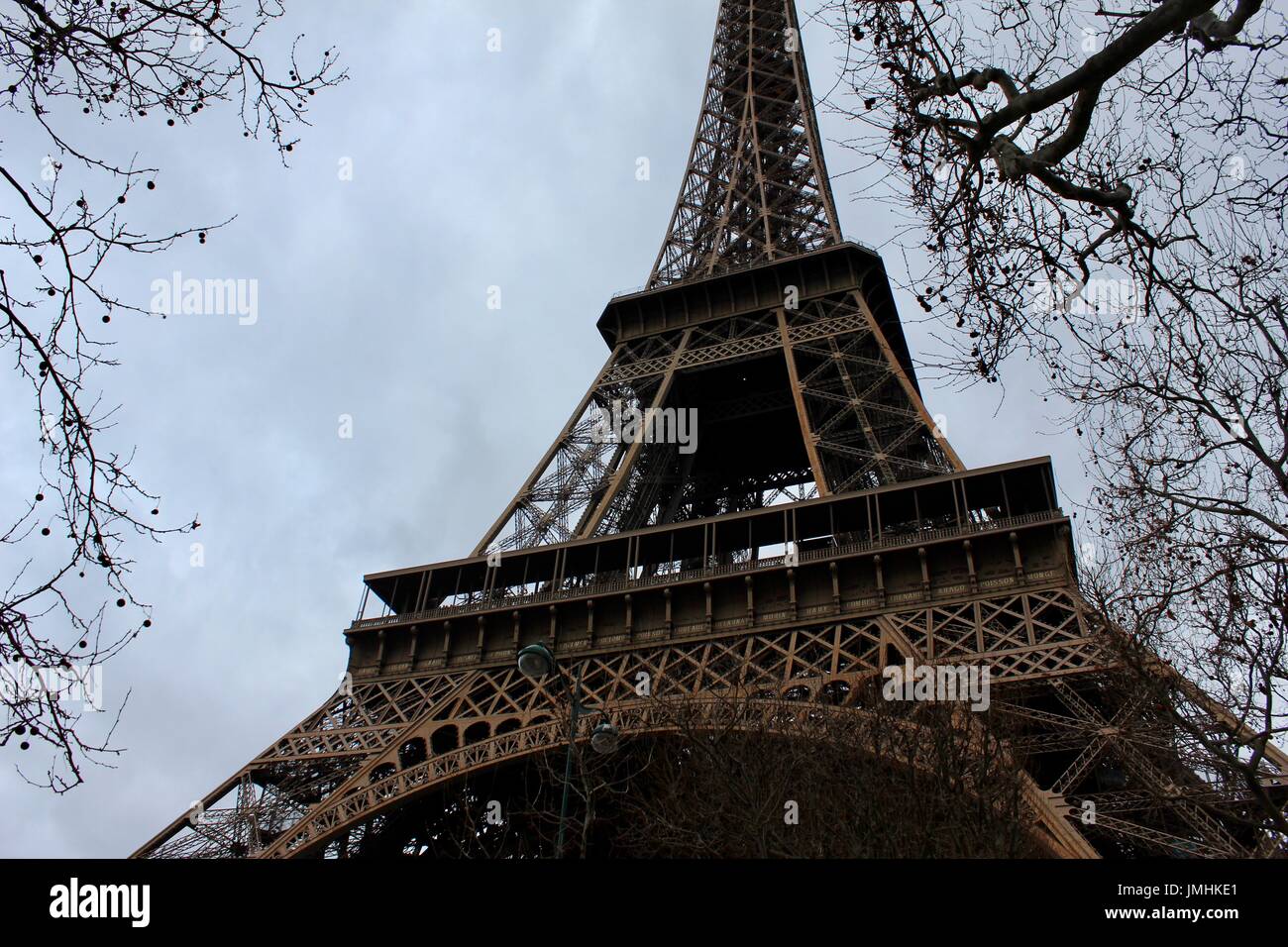 Vue vers le haut de la tour Eiffel Banque D'Images