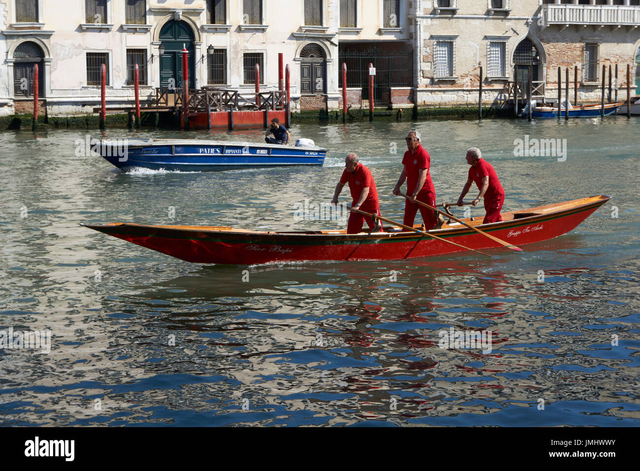 Sur le Grand Canal avec rameurs pratiquer pour une régate traditionnelle.. Banque D'Images