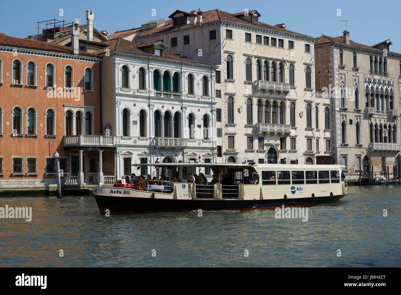 Vue d'un vaporetto sur le Grand Canal, Venise. Banque D'Images