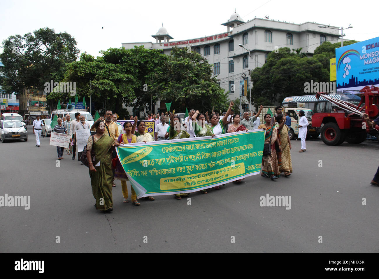 Amra Bangali partisans pendant une protestation exigé l'arrestation de Gorkha Janamukti Morcha Bimal Gurung leader le 26 juillet 2017 à Kolkata, Inde. (Photo par Sanjay Purkait/Pacific Press) Banque D'Images