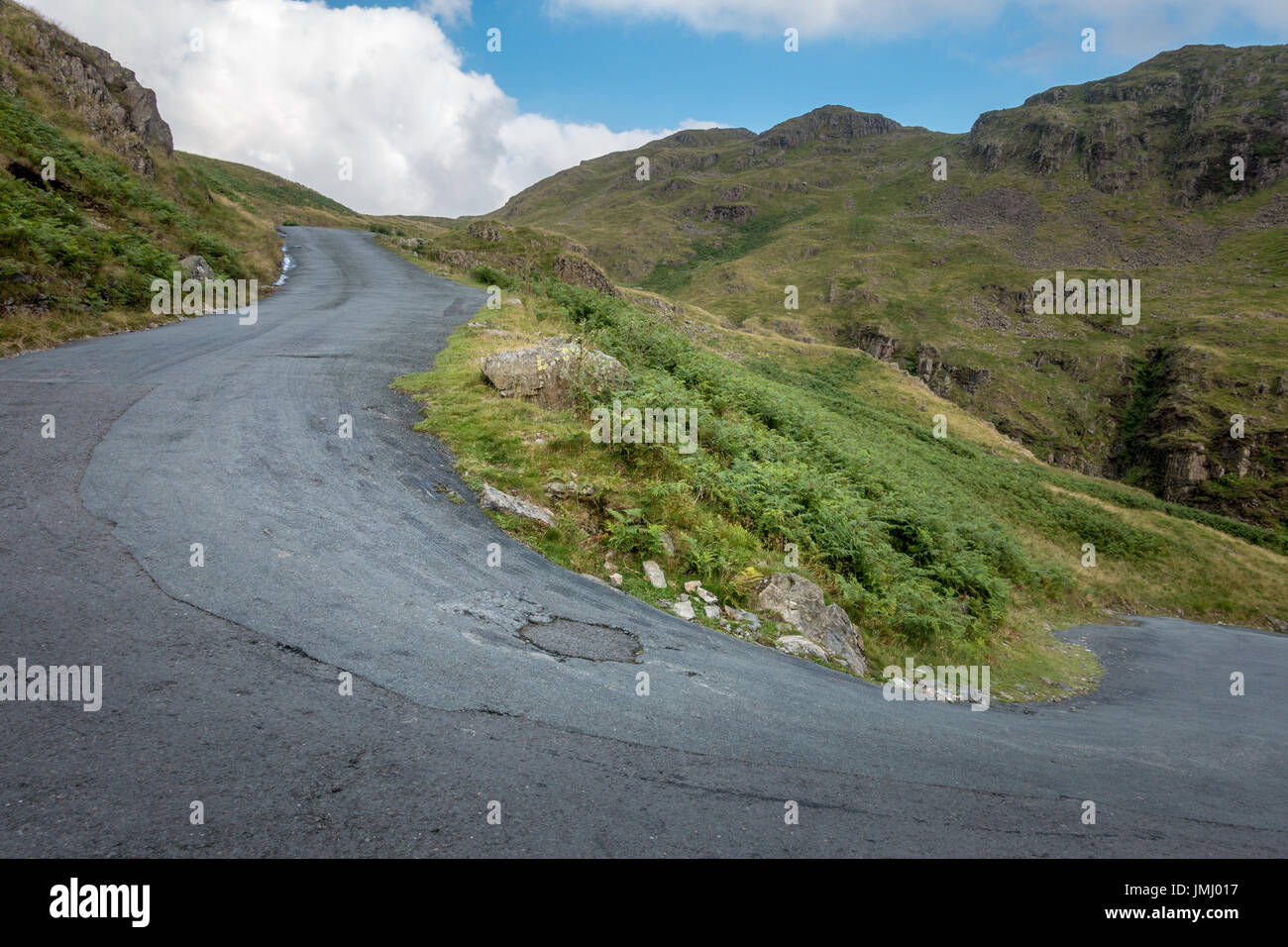 Hardknott pass, une pente raide et scenic route de campagne avec 30 % de pente lacets, Lake District, England, UK Banque D'Images