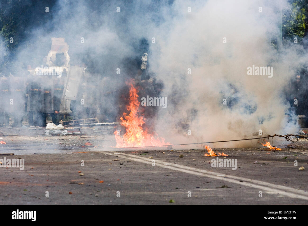 Des soldats de la Garde nationale bolivarienne affronter les manifestants pendant une manifestation de protestation contre le Président Nicolás Maduro. Banque D'Images