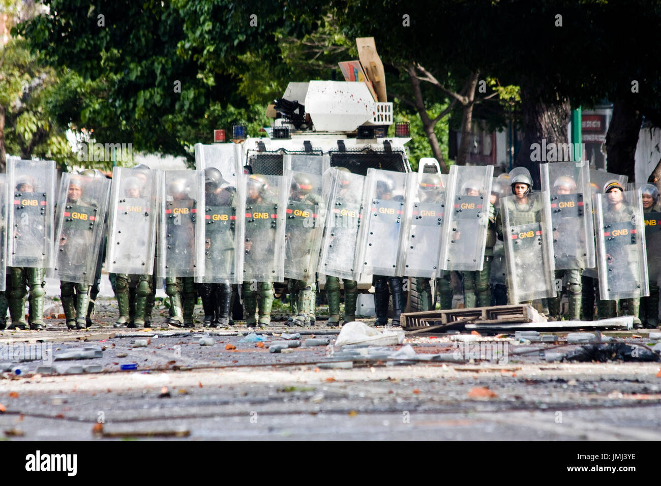Des soldats de la garde nationale bolivarienne affronter les manifestants pendant une manifestation de protestation contre le président nicolás maduro. Banque D'Images