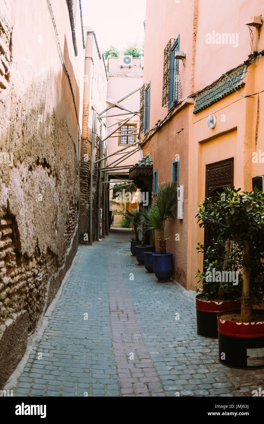 Petite rue dans la ville ancienne médina de Marrakech, Maroc. Banque D'Images