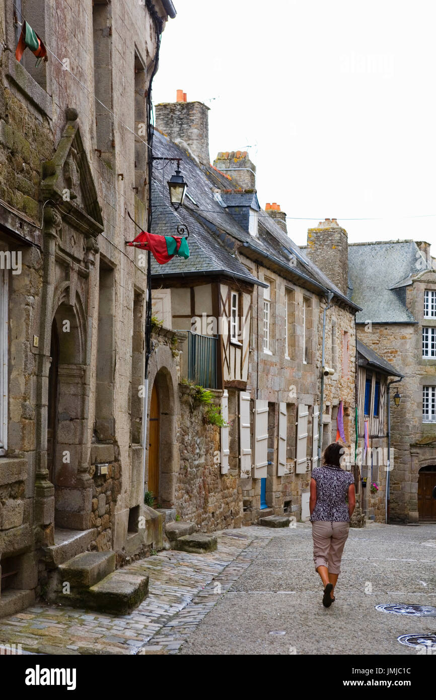 Rue du Docteur Sagory, Moncontour, Côtes d'Armor, Bretagne, France : rue médiévale avec une femme solitaire qui se balade. MODÈLE LIBÉRÉ Banque D'Images Rue du Docteur Sagory, Moncontour, Côtes d'Armor, Bretagne, France : rue médiévale avec une femme solitaire qui se balade. MODÈLE LIBÉRÉ Banque D'Images