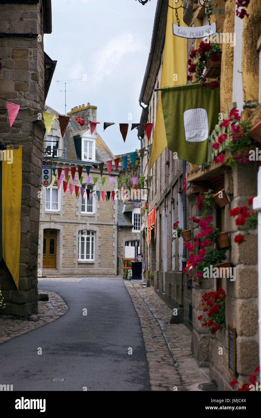 Rue Notre Dame, Moncontour, Côtes d'Armor, Bretagne, France : une rue médiévale vide avec drapeaux festival Banque D'Images Rue Notre Dame, Moncontour, Côtes d'Armor, Bretagne, France : une rue médiévale vide avec drapeaux festival Banque D'Images