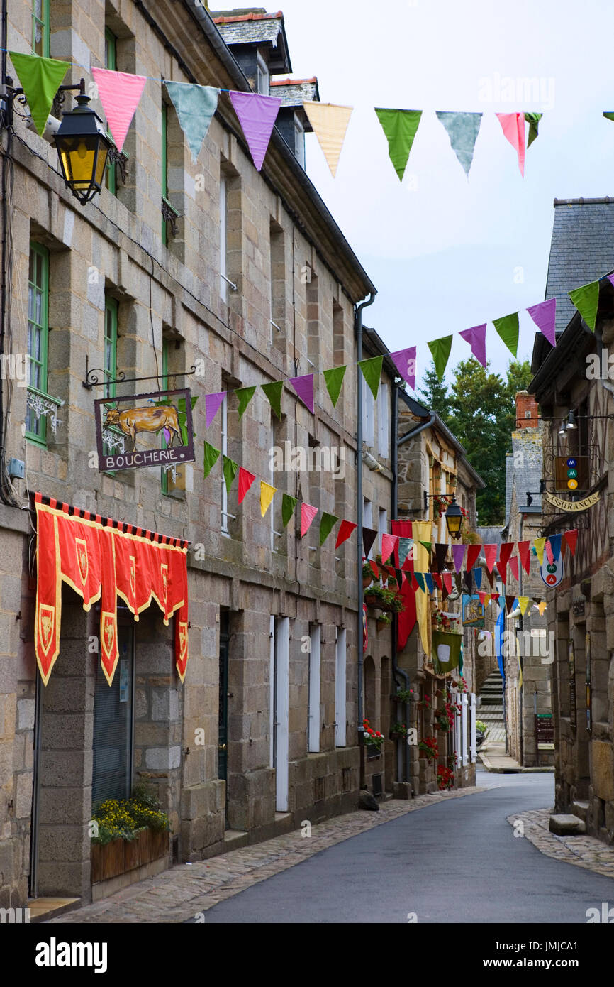 Rue Notre Dame, Moncontour, Côtes d'Armor, Bretagne, France : une rue médiévale vide avec drapeaux festival Banque D'Images Rue Notre Dame, Moncontour, Côtes d'Armor, Bretagne, France : une rue médiévale vide avec drapeaux festival Banque D'Images