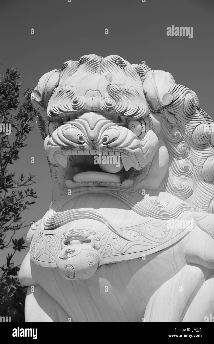 Statue en pierre de lion chinoise. Statue orientale Banque D'Images