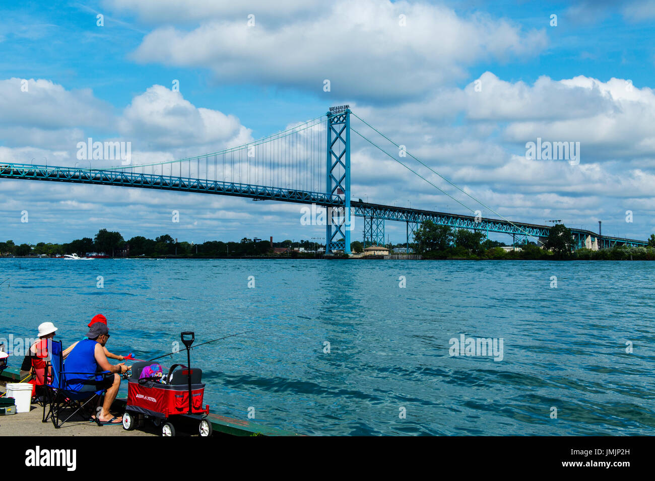 Le pont Ambassador enjambe la rivière Détroit entre Windsor, Ontario Canada et Détroit, Michigan, USA Banque D'Images