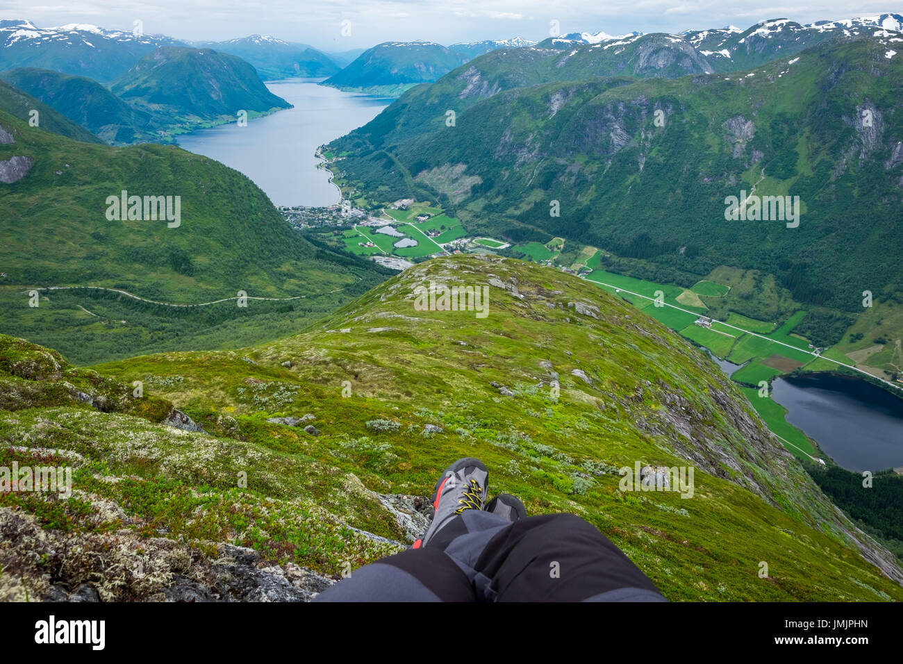 Donnant sur Jølstravatnet de Bolsetnipa in Skei, Jølster, Norvège Banque D'Images