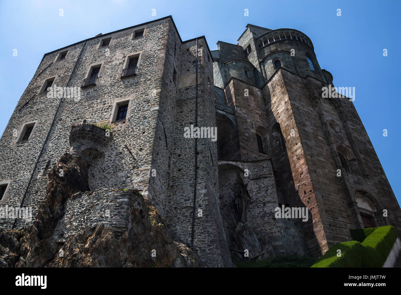 Vue sur le corps central du monastère appelé Sacra di San Michele. Sant'Ambrogio di Torino, Val di Susa, quartier de Turin, Piémont, Italie. Banque D'Images