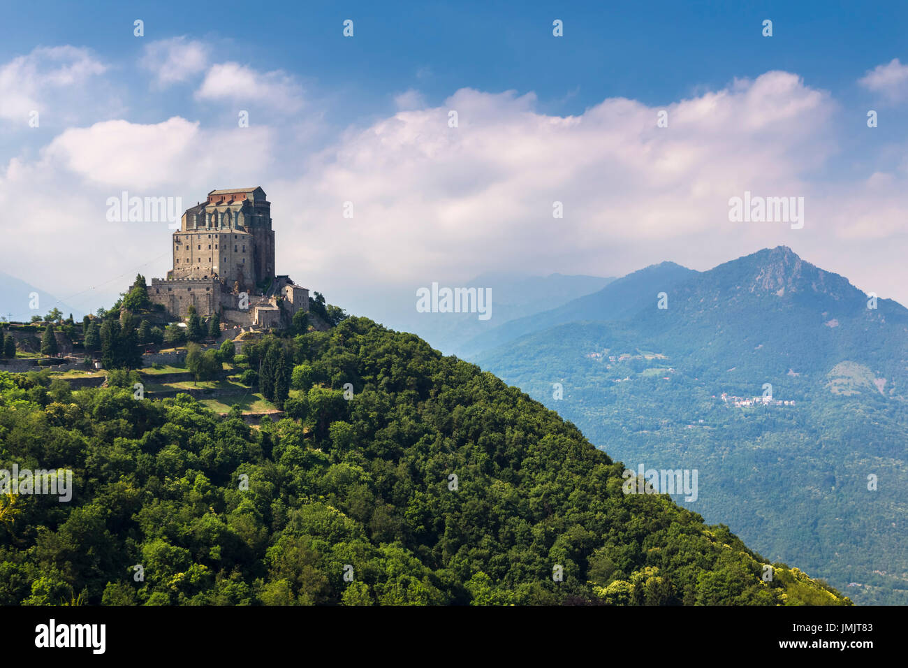 Vue sur le monastère appelé Sacra di San Michele. Sant'Ambrogio di Torino, Val di Susa, Piémont, Italie. Banque D'Images