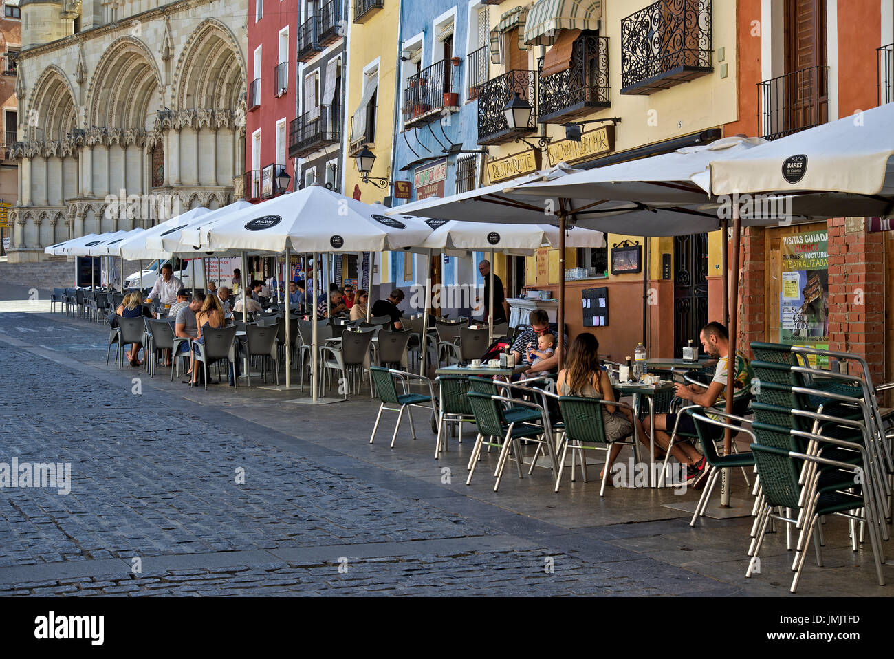 Les gens dialoguent, se détendre et se reposer sur une terrasse d'un bar d'ombre dans la 'Plaza Mayor', à côté de la cathédrale Saint Mary de Madrid ancha, Espagne Banque D'Images