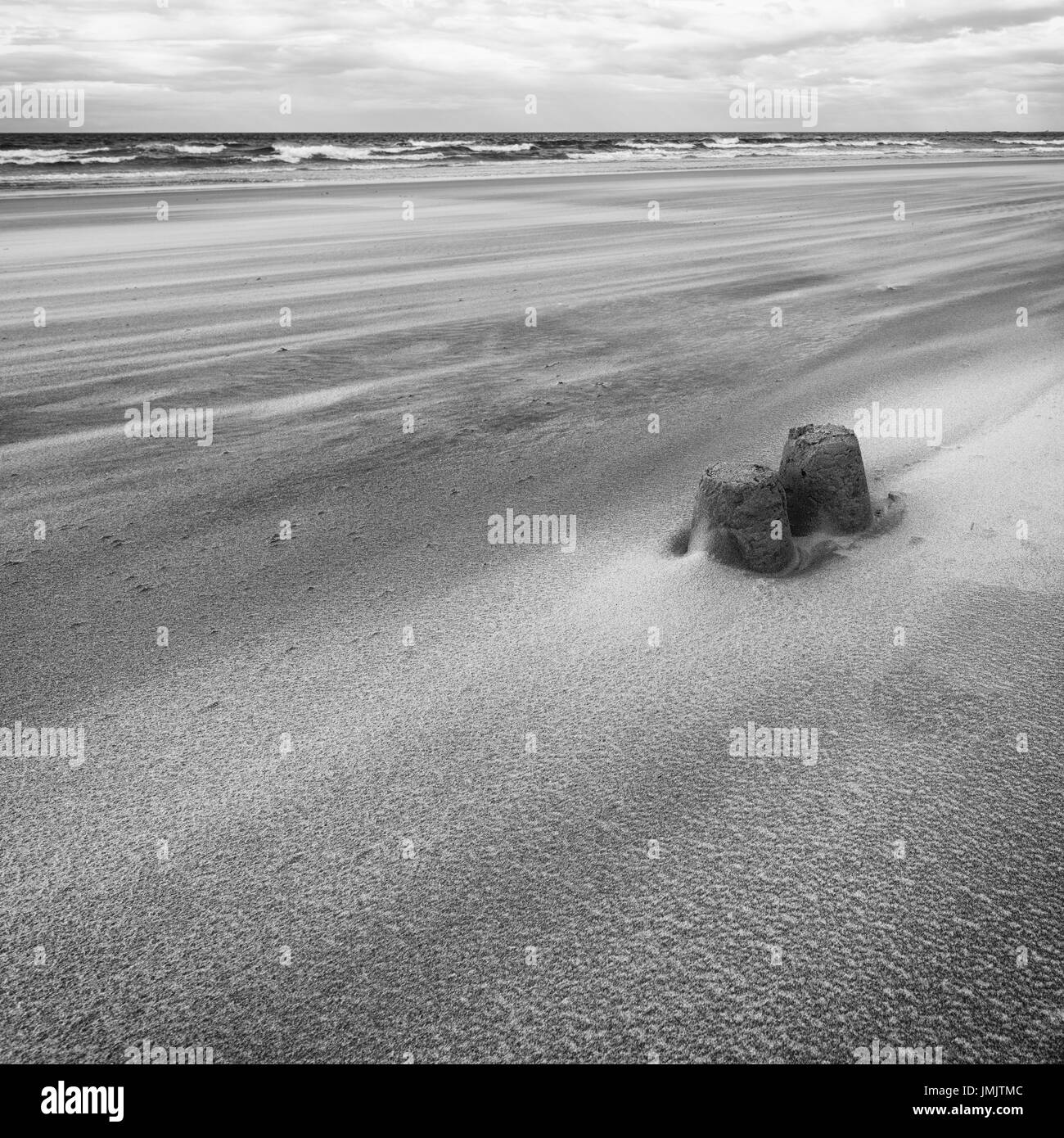 Châteaux de sable sur une plage de vent dans le Northumberland Banque D'Images