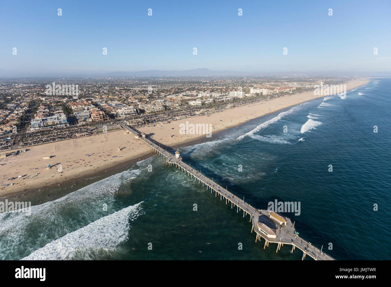 Vue aérienne de Huntington Beach Pier et plage à Orange County, en Californie. Banque D'Images