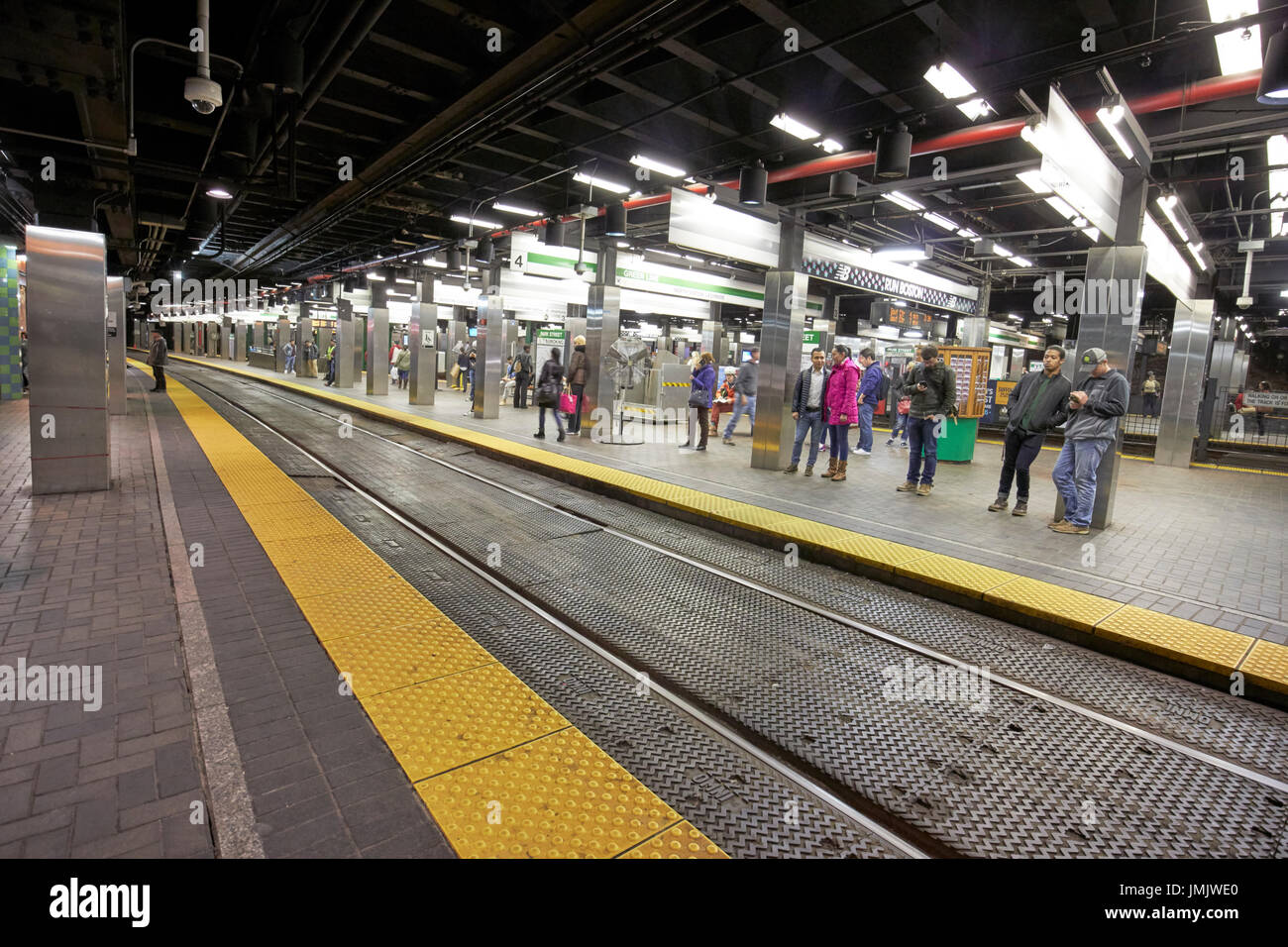 Métro ligne verte MBTA Boston station park st avec l'espagnol moyen solution USA plateforme Banque D'Images