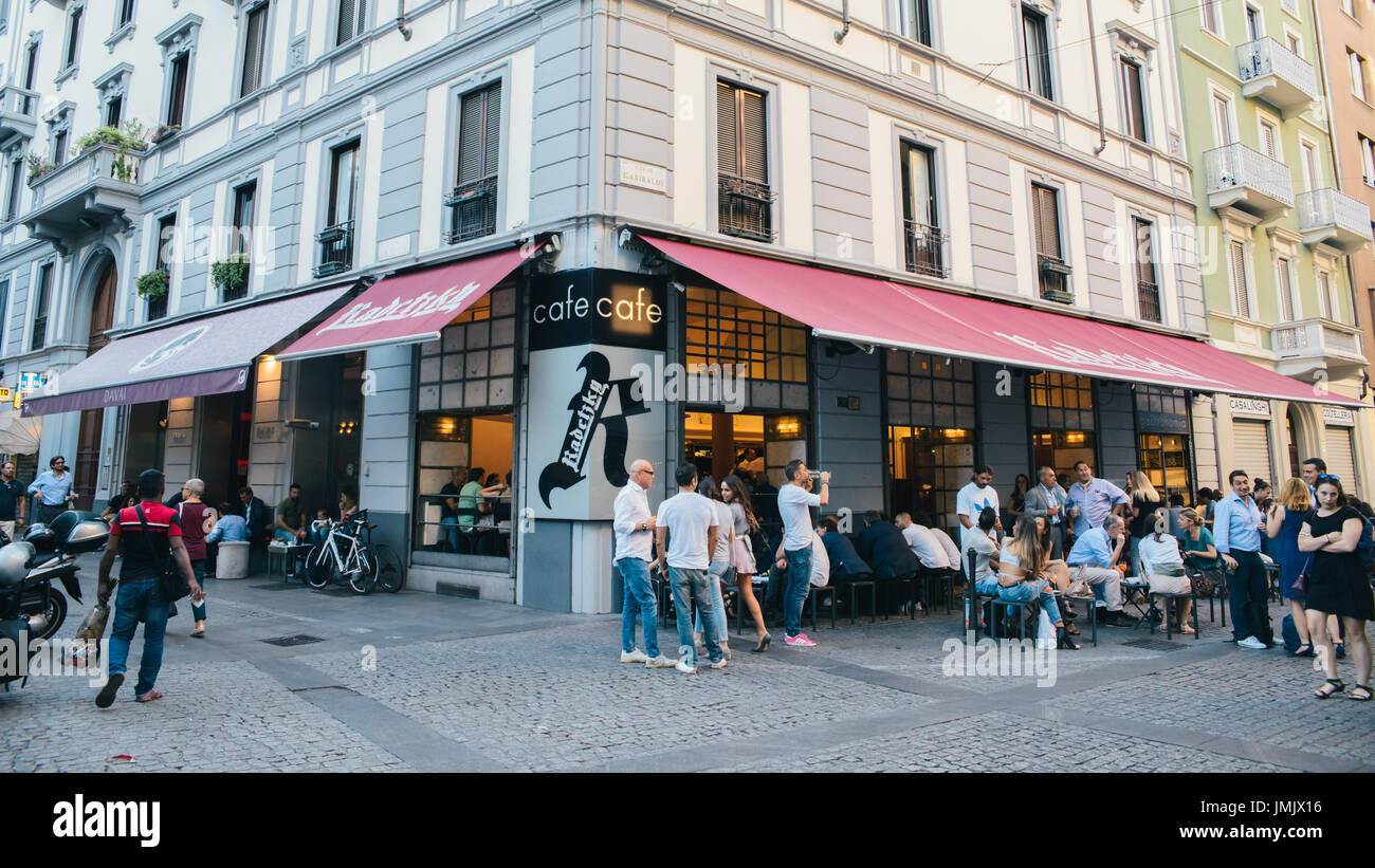 Un coin de rue animée de Milan, Italie au cours de l'été avec sa célèbre 'bar' Radestsky Banque D'Images