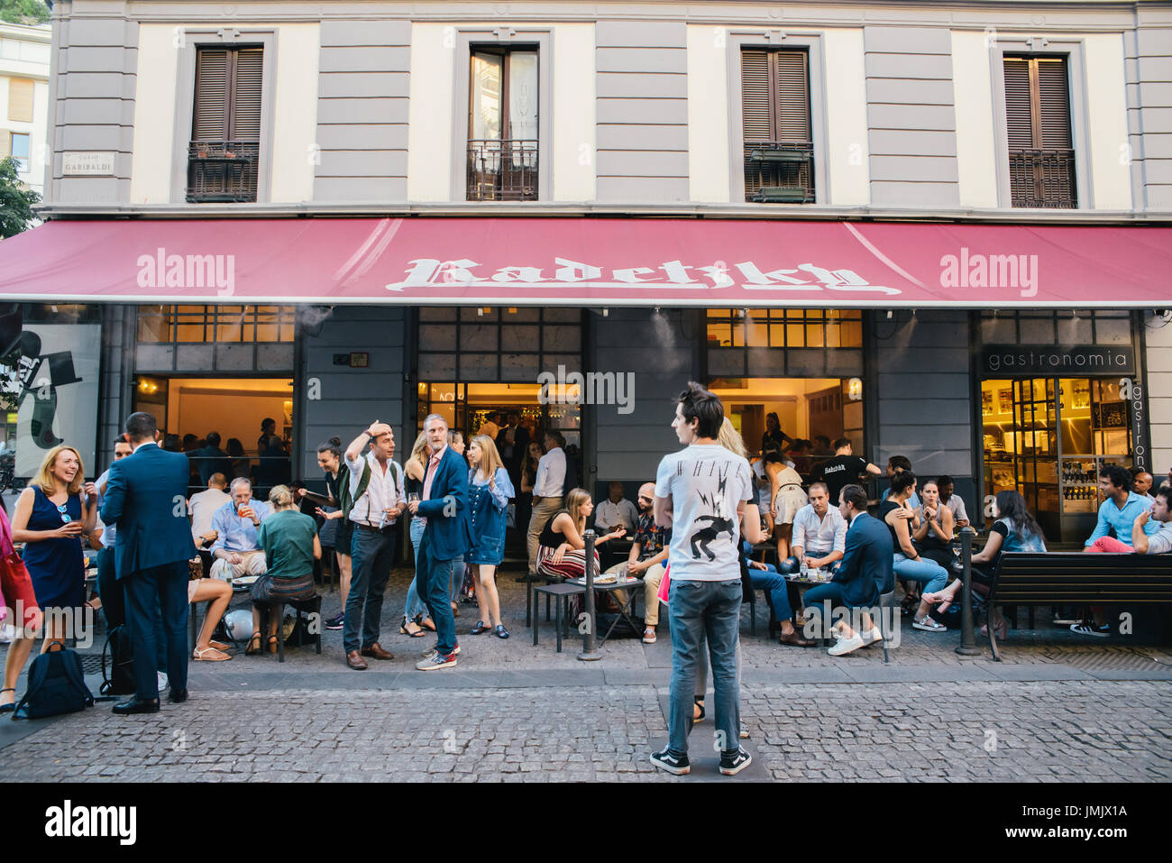 Un coin de rue animée de Milan, Italie au cours de l'été avec sa célèbre 'bar' Radestsky Banque D'Images