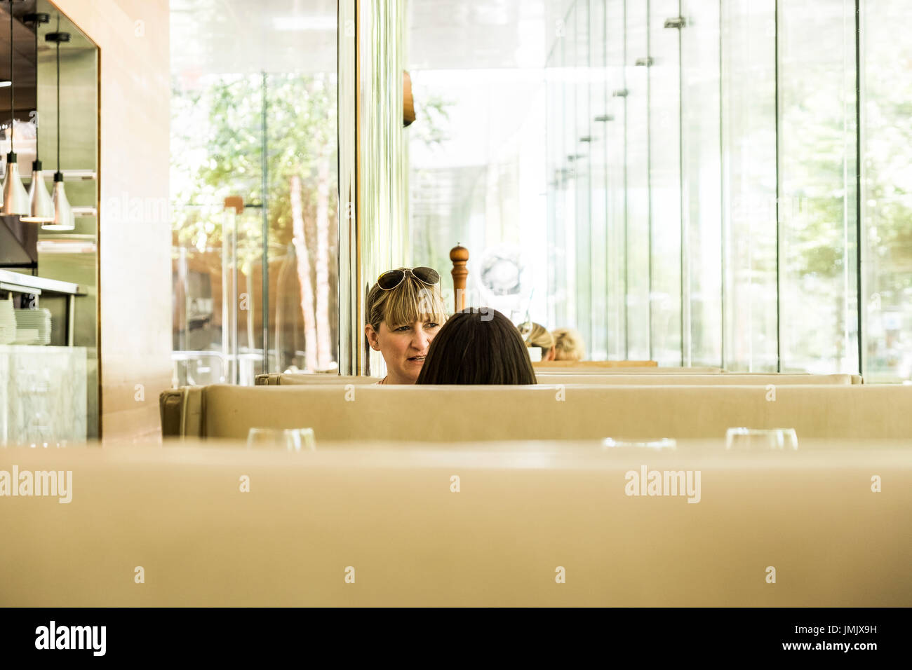 Déjeuner à Klyde Warren Park Pont au centre-ville de Dallas au Texas Banque D'Images