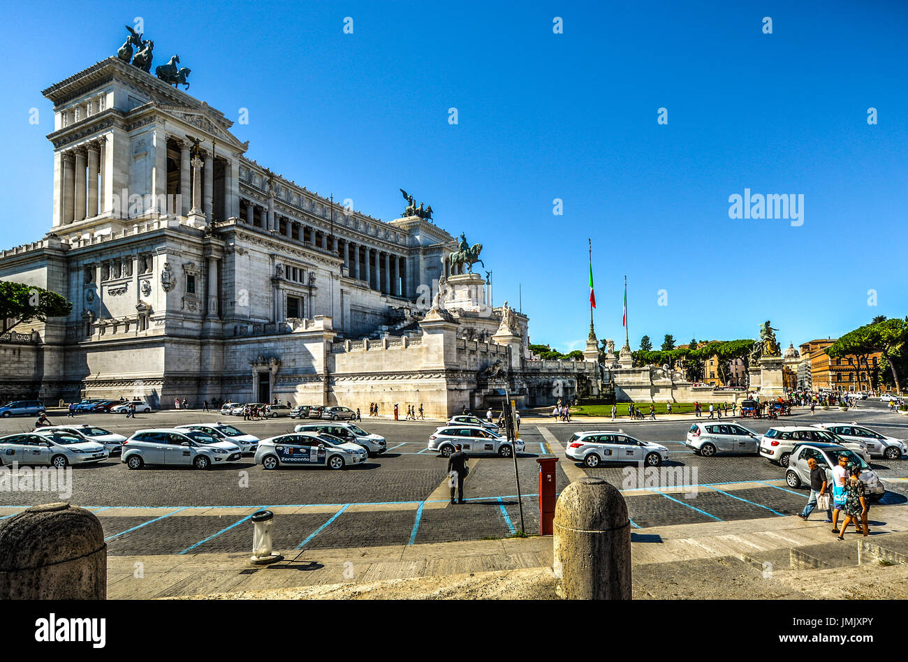 Une ligne d'un grand nombre de taxis blancs pour voitures attend à côté du monument à Victor Emmanuel la Piazza Venezia à Rome Italie Banque D'Images