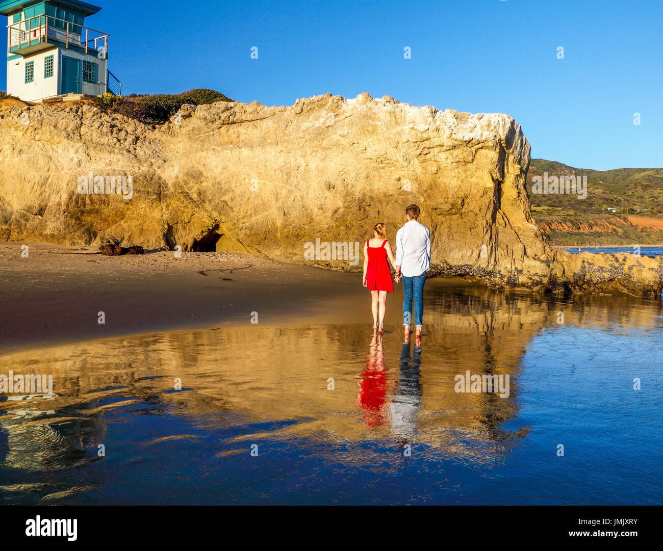 Couple at Leo Carillo State Beach en Californie Banque D'Images