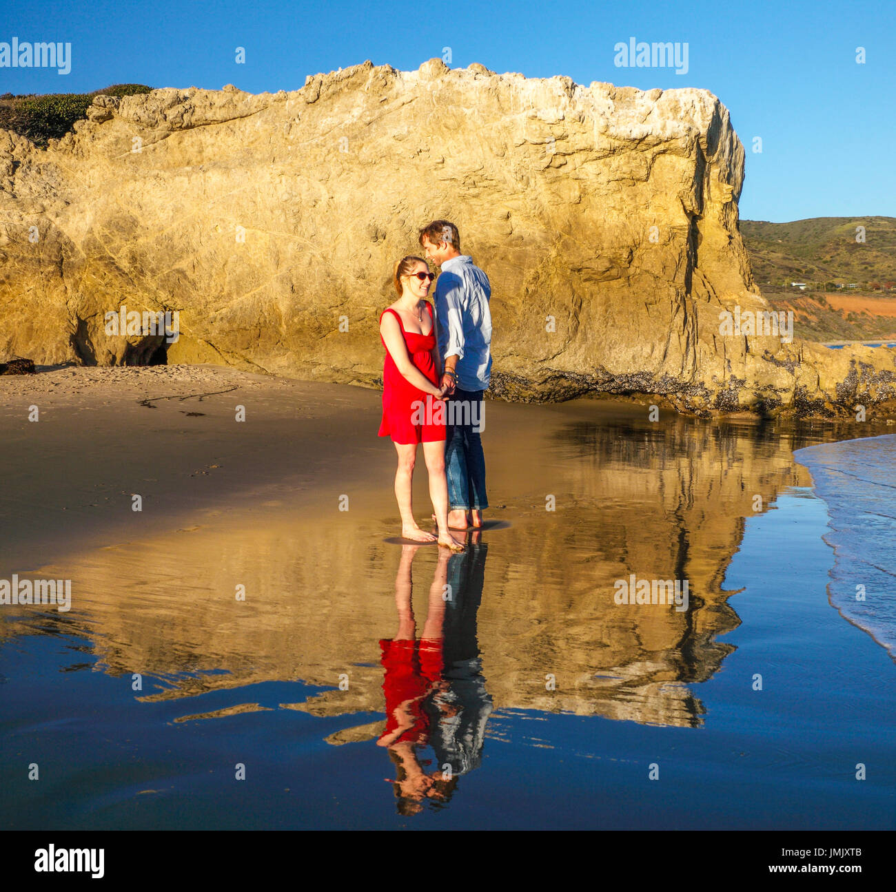 Couple at Leo Carillo State Beach en Californie au coucher du soleil Banque D'Images