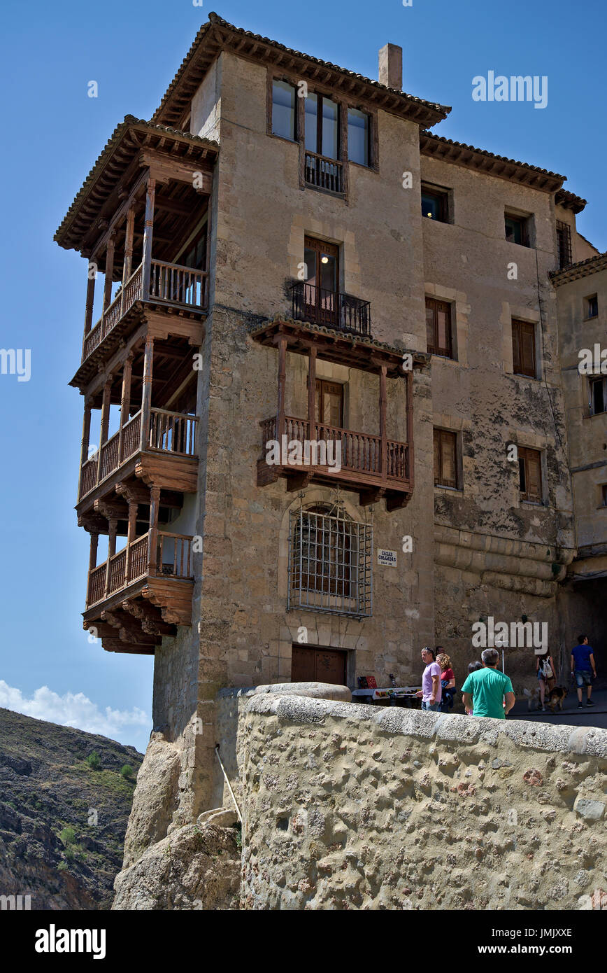 Image de la maisons suspendues à Cuenca, Castilla La Mancha, Espagne. Image prise à l'après-midi, avec façade principale dans l'ombre. Banque D'Images