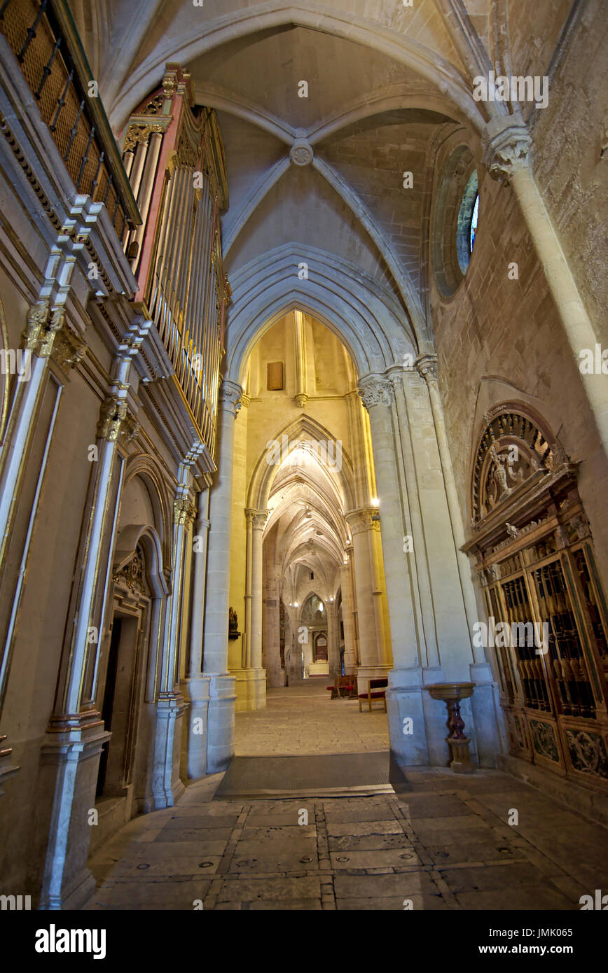 Vue verticale de l'une des nefs latérales montrant orgue et point milieu archs de cathédrale Saint Mary à Cuenca, Castilla La Mancha, Espagne Banque D'Images