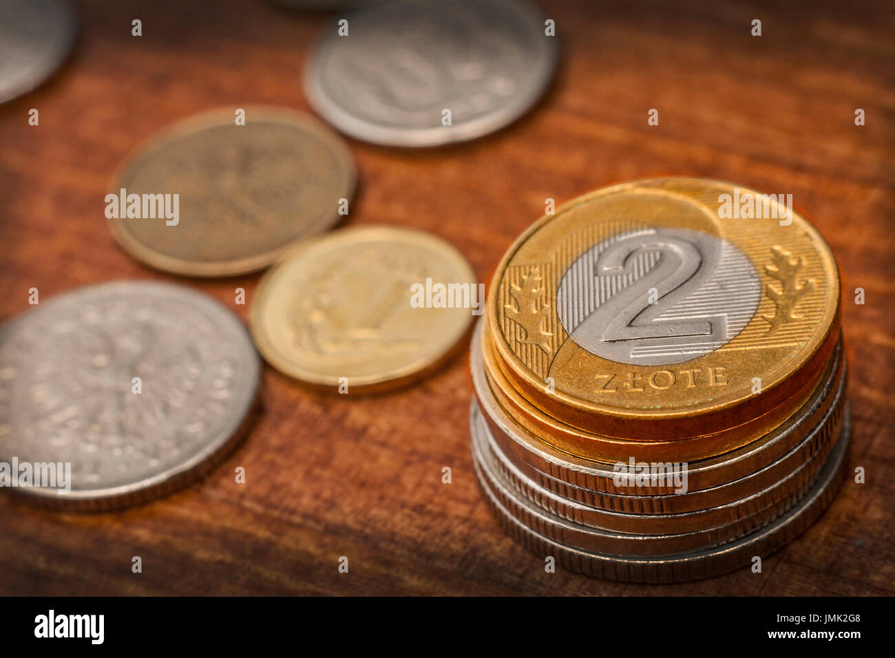 Deux zloty pièce sur pile avec d'autres jetons en arrière-plan Banque D'Images