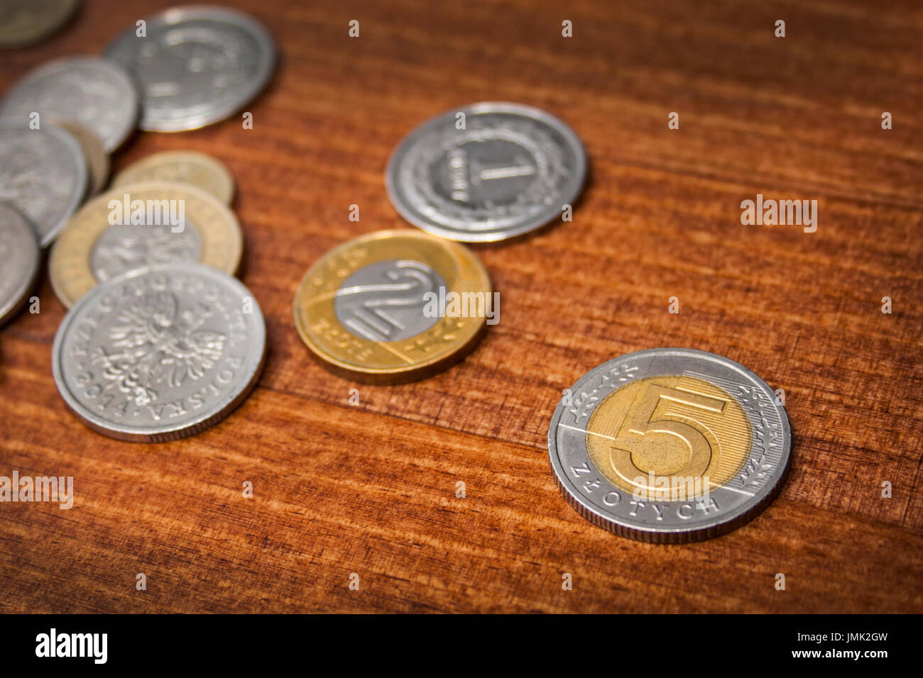 Cinq zloty polonais avec d'autres pièces de monnaie en arrière-plan Banque D'Images
