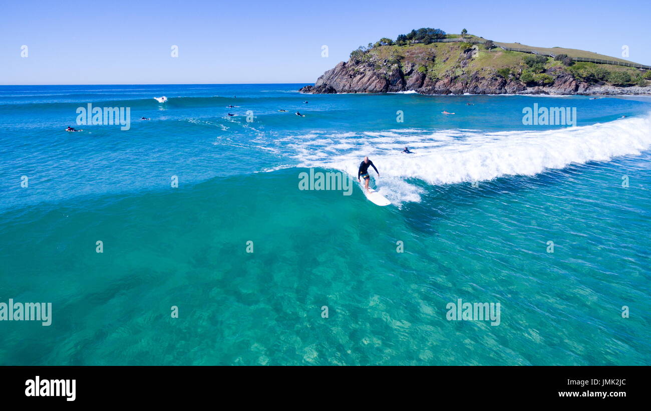 Surf surfeurs sur l'eau claire. Banque D'Images