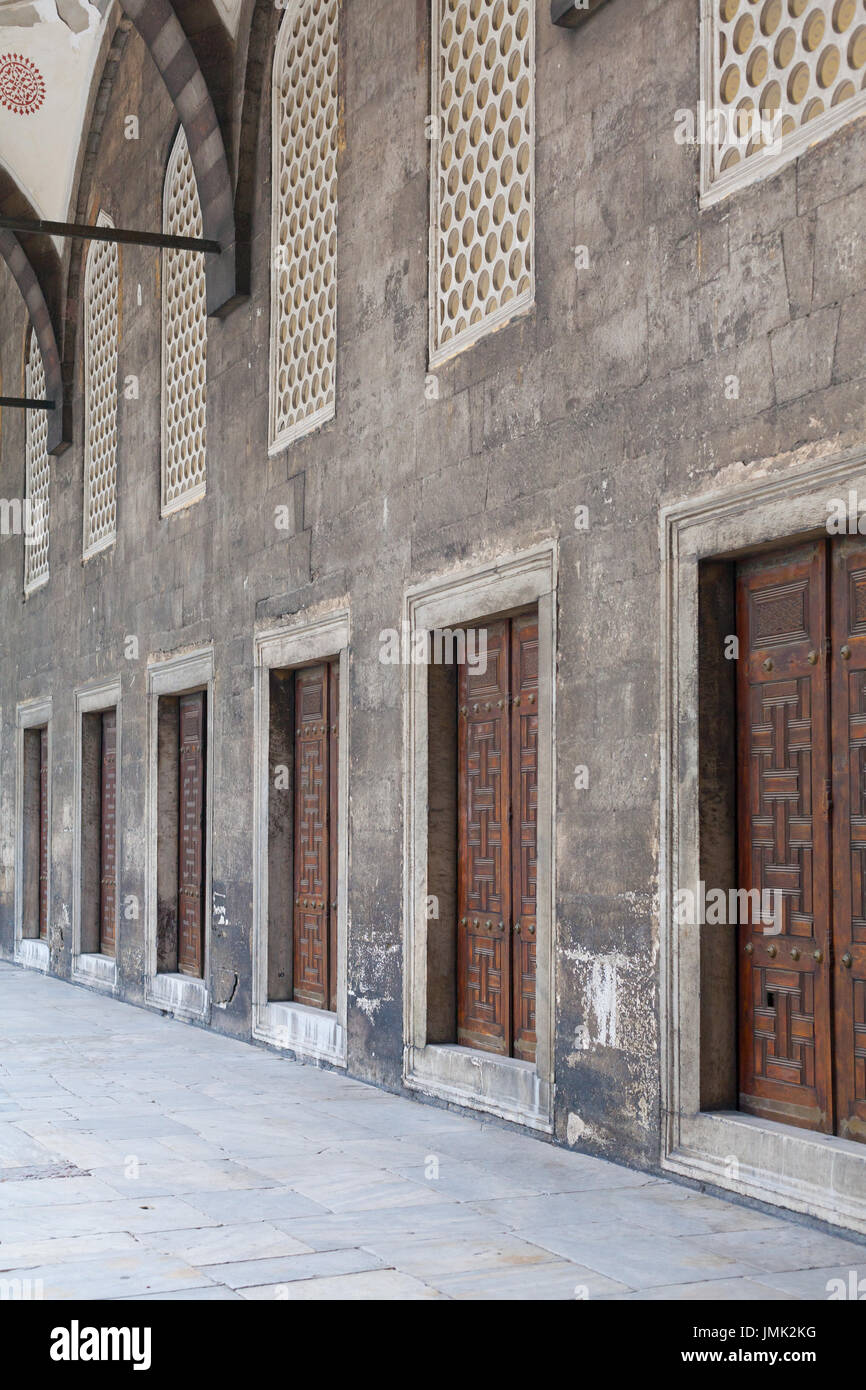 Portique avec portes en une ligne dans la cour d'une ancienne mosquée Banque D'Images