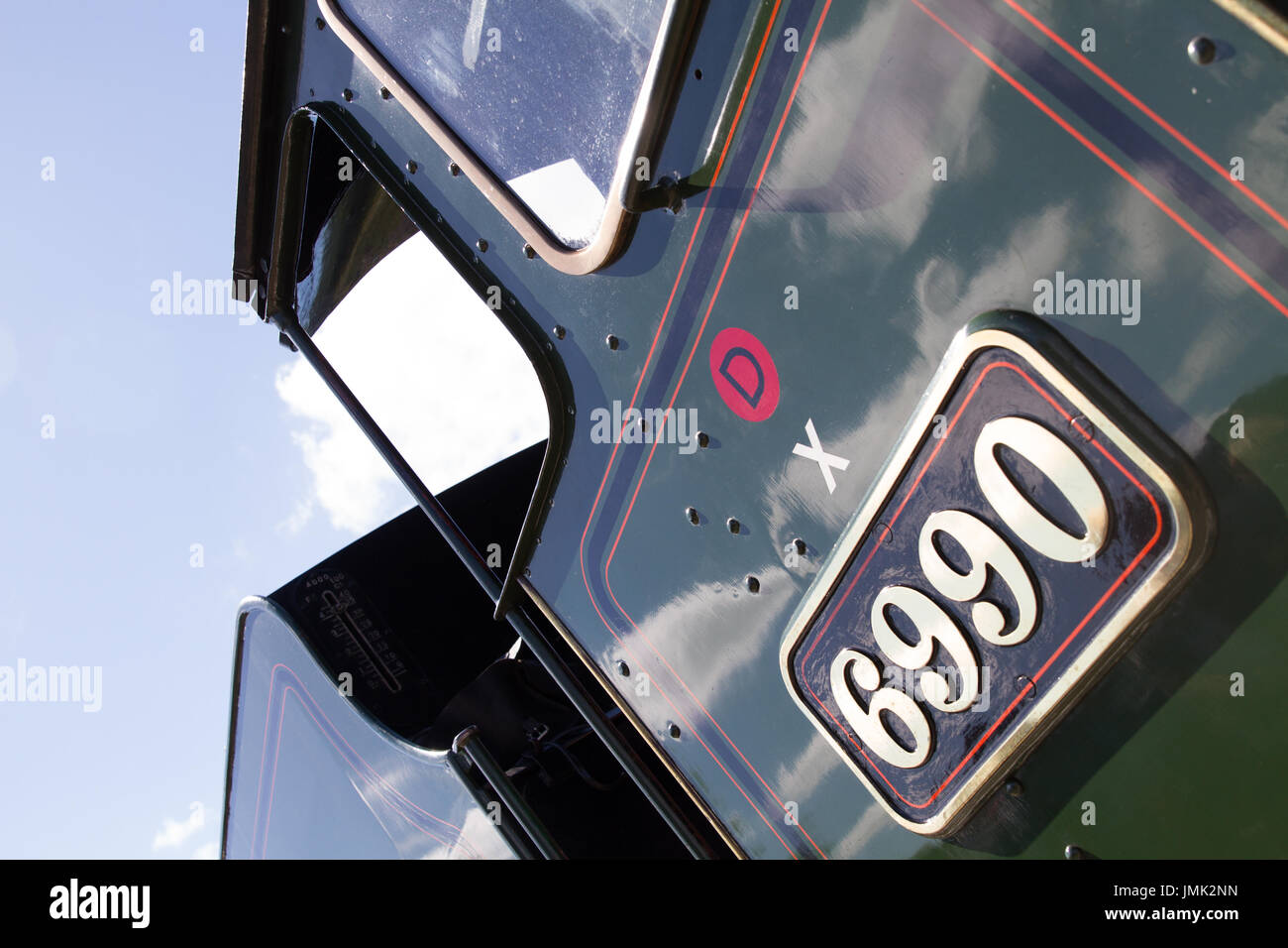 East Lancashire ert de chemin de fer Great Western Railway Hall 6990 GWR Classe Witherslack Hall montrant la plaque de numéro de laiton poli et ciel bleu peinture. Banque D'Images