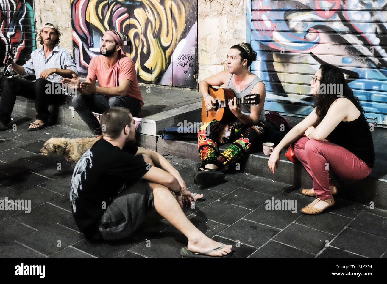 Jérusalem, Israël. 27 juillet, 2017. Aiment se réunir, jouer de la musique, chanter ensemble et généralement s'amuser au marché Mahane Yehuda en fin de soirée Banque D'Images