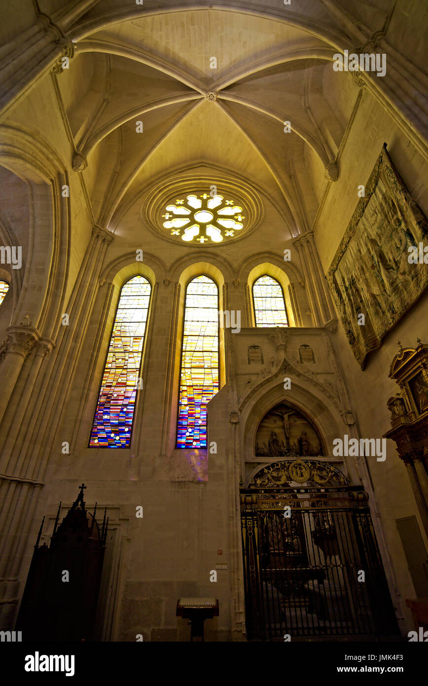Vue verticale de Cuenca, Sainte Marie et Saint Julian entrée latérale de la cathédrale avec voûte nervurée et belles vitres teintés et rosette dans le haut. Banque D'Images