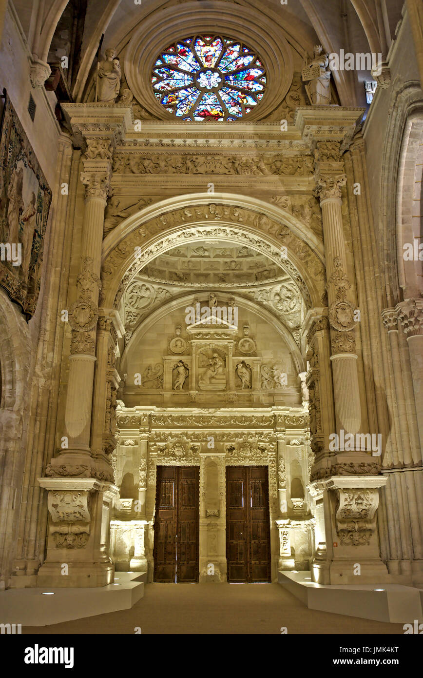 Vue verticale de Cuenca, Saint Jamie et cathédrale Saint Mary entrée latérale avec une structure de passage et une belle rosace) dans le haut. Banque D'Images