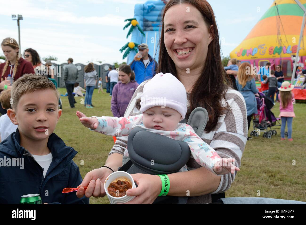 La mère et les deux enfants participant à un concours de dégustation de chili con carne de voter pour l'entrée gagnante Gower Festival Chili Glamorgan Banque D'Images