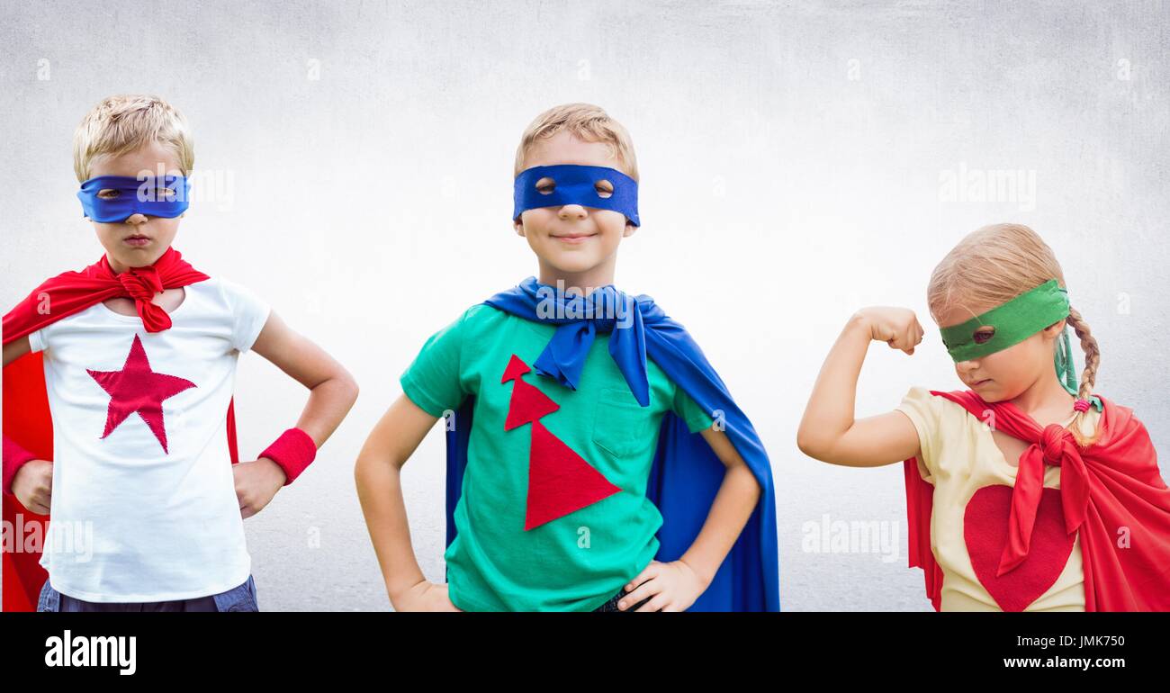 Digital composite de Super Héros avec les enfants mur gris vide Banque D'Images