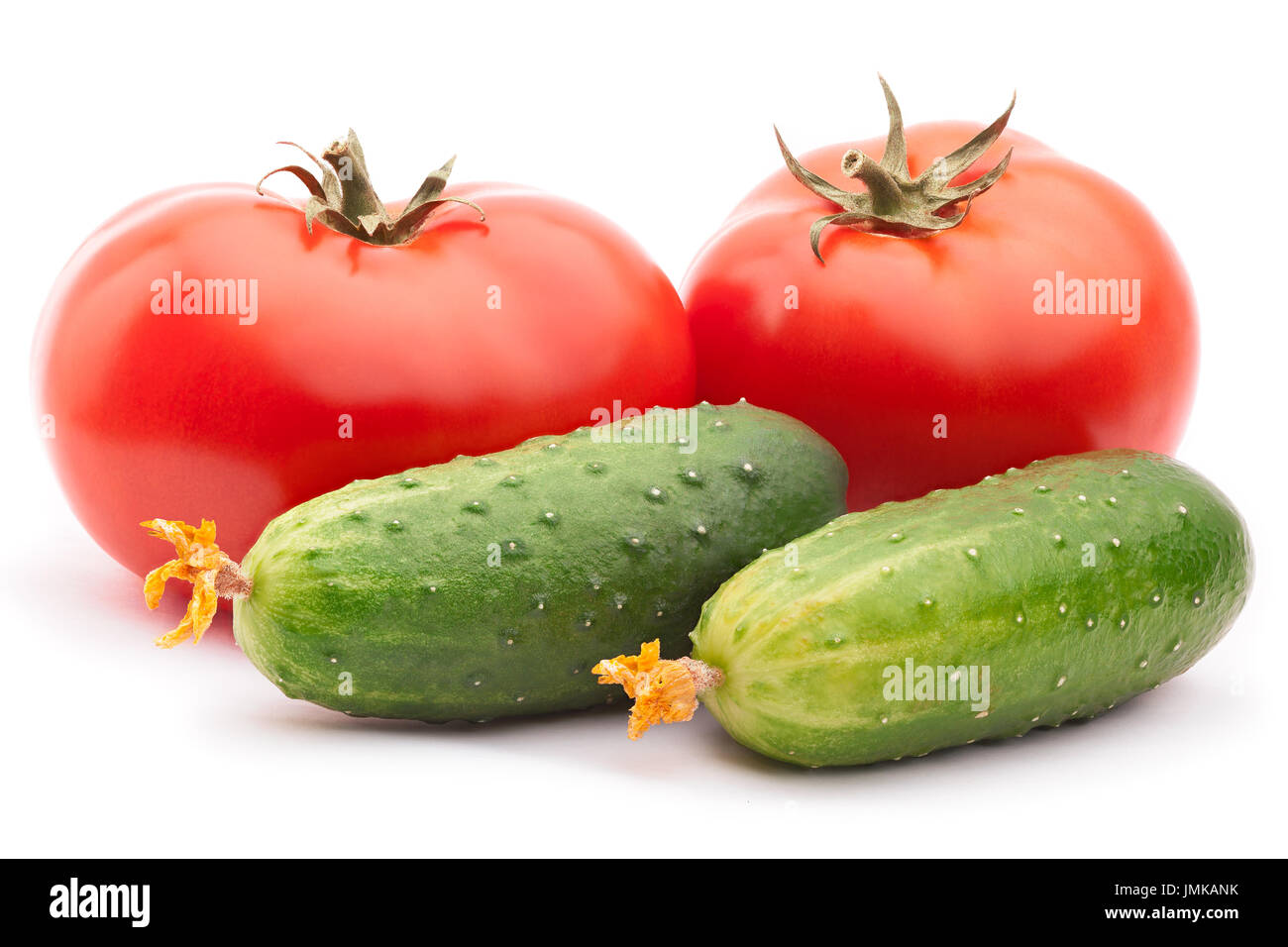 Tomates et concombres isolé Banque D'Images