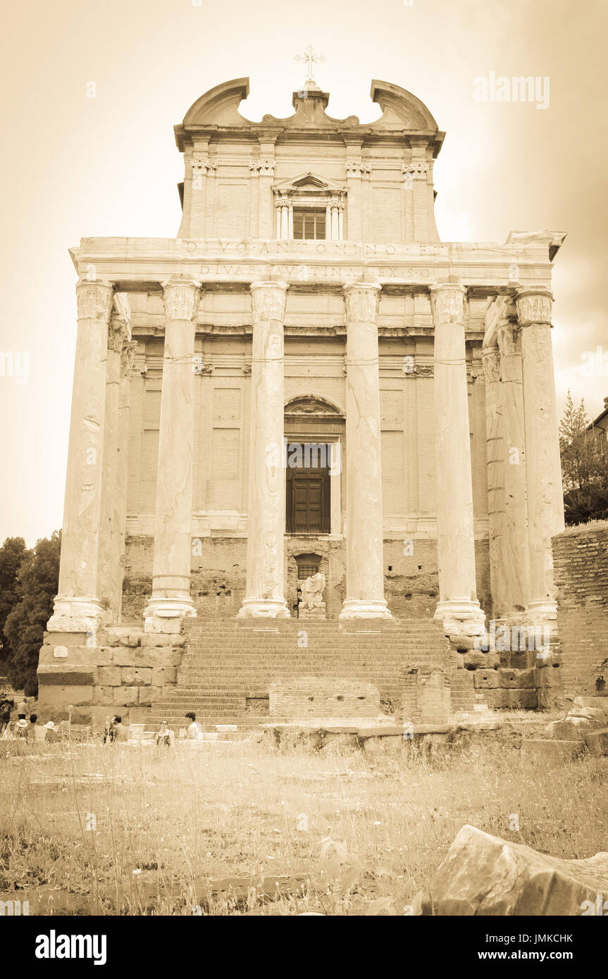 Ruines du Forum Romain et l'église de San Lorenzo à Rome, Italie Banque D'Images