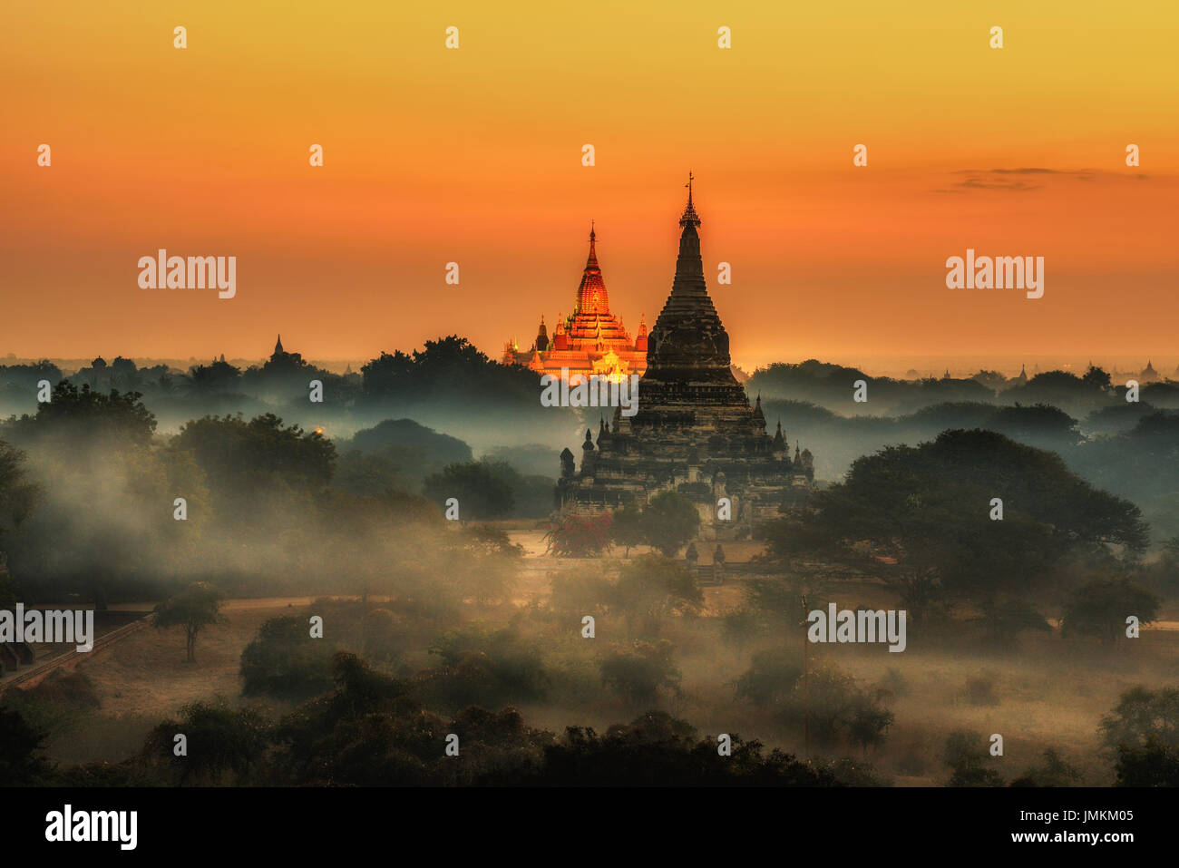 Scenic lever du soleil au-dessus de Bagan au Myanmar. Bagan est une ville ancienne avec des milliers de temples bouddhistes et stupas. Banque D'Images