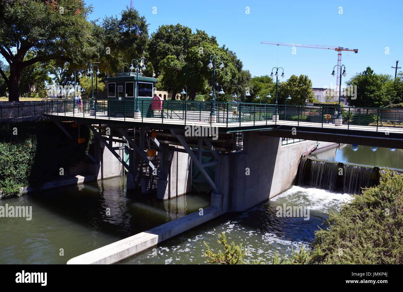 L'écluse et barrage en amont du centre-ville historique de San Antonio River Walk et inondations contrôles permettre aux bateaux de traverser les différents niveaux Banque D'Images