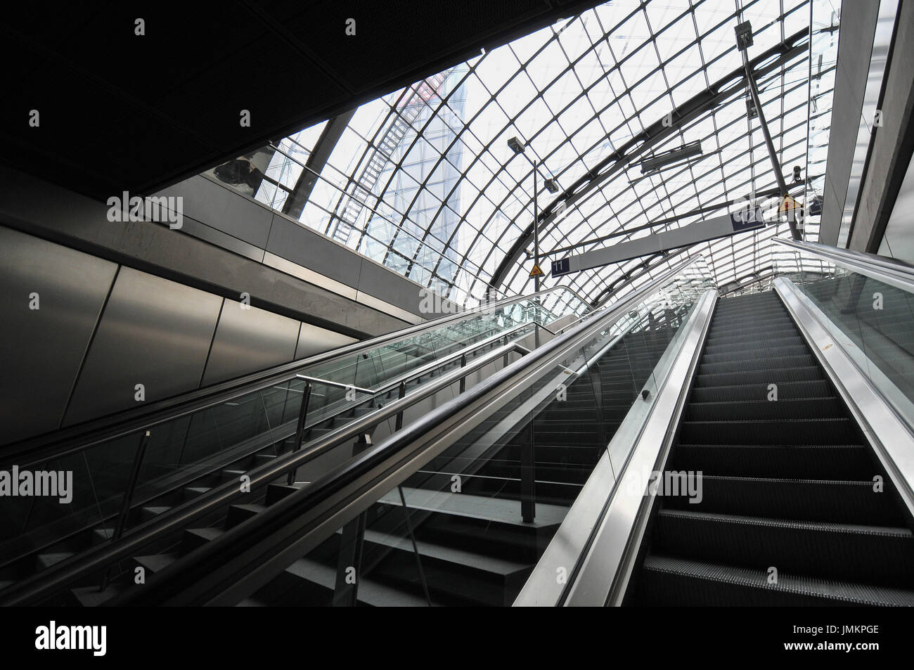 La gare de Berlin, vue d'escalators platfrom vide Banque D'Images