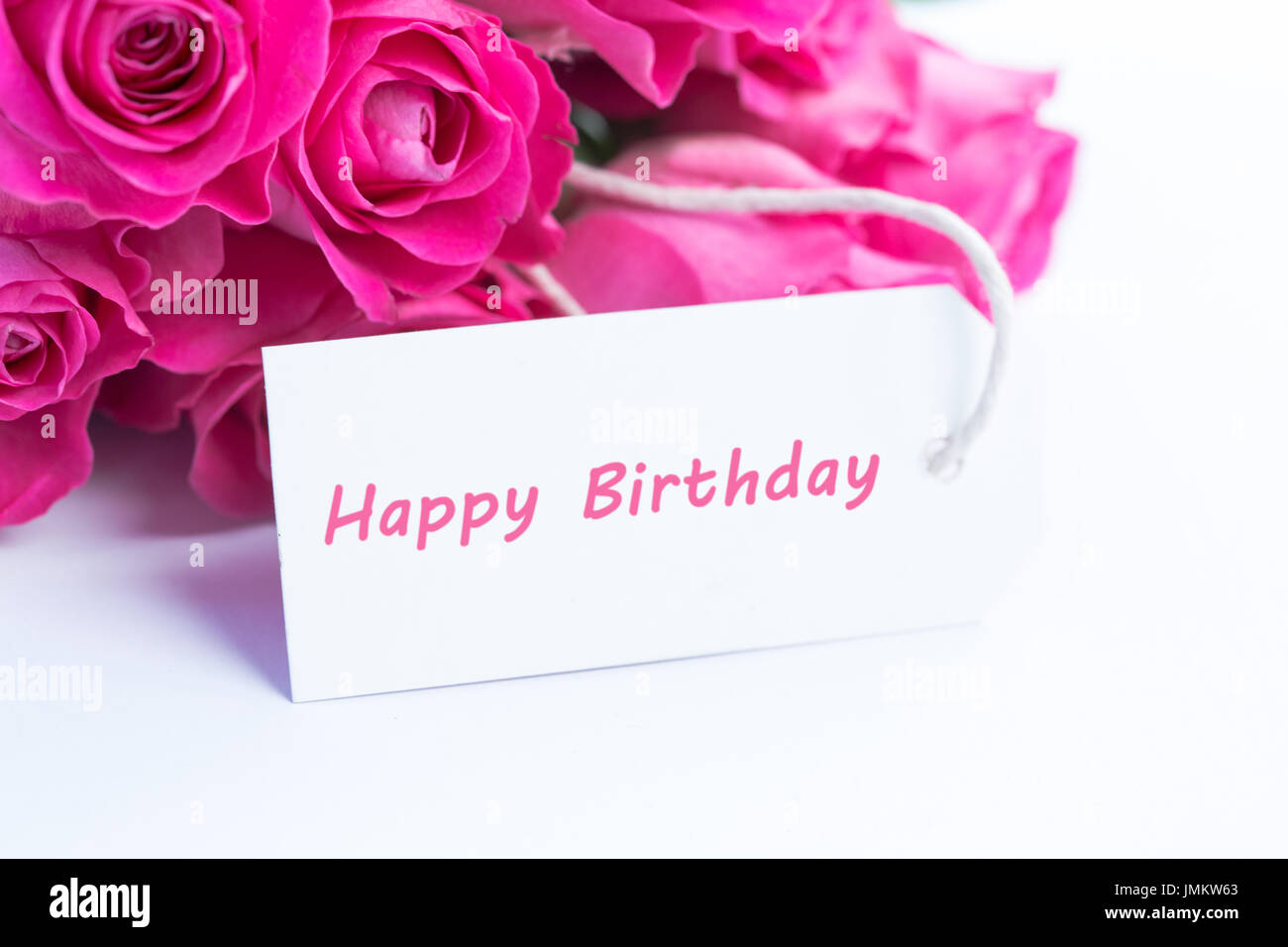Close Up D Un Magnifique Bouquet De Roses Roses Avec Un Joyeux Anniversaire Carte Sur Un Tableau Blanc Photo Stock Alamy
